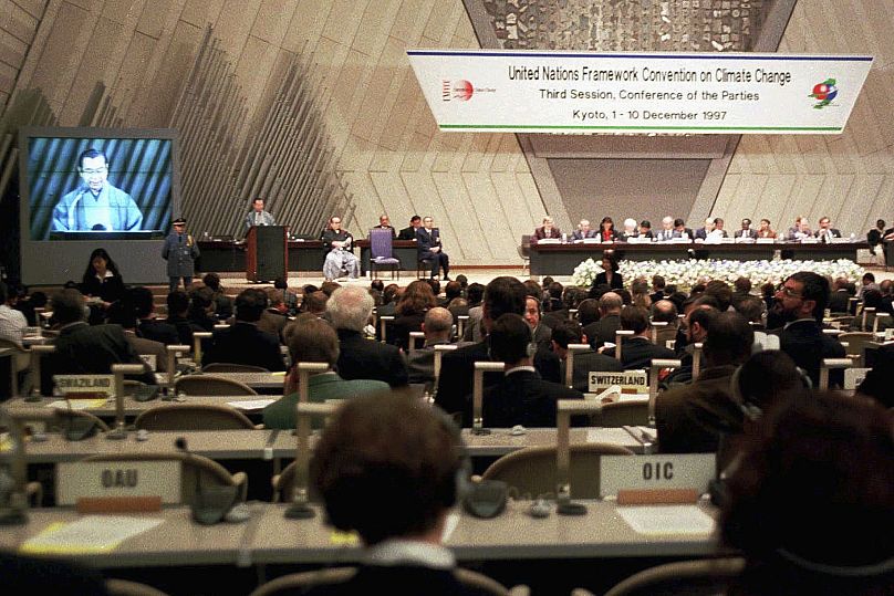 Le gouverneur de Kyoto, Teiichi Aramaki, prononce un discours lors de la séance d'ouverture de la Convention-cadre des Nations Unies sur les changements climatiques en 1997.