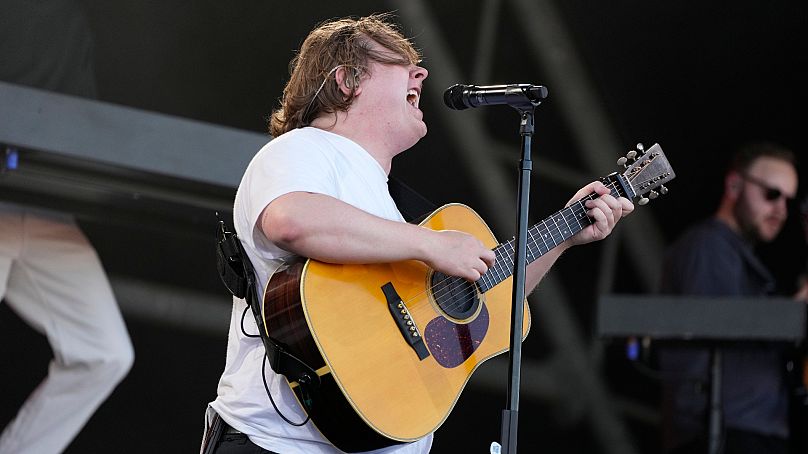 Lewis Capaldi se produit lors du Glastonbury Festival à Worthy Farm, Somerset, Angleterre, le samedi 24 juin 2023.