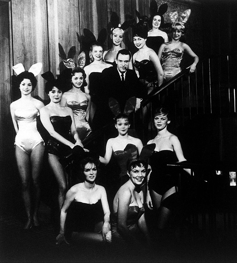 Hugh Hefner, fondateur et président de Playboy Enterprises, Inc., est photographié au milieu d'un groupe de lapins, au Playboy Club, à Chicago, dans l'Illinois, vers 1960.