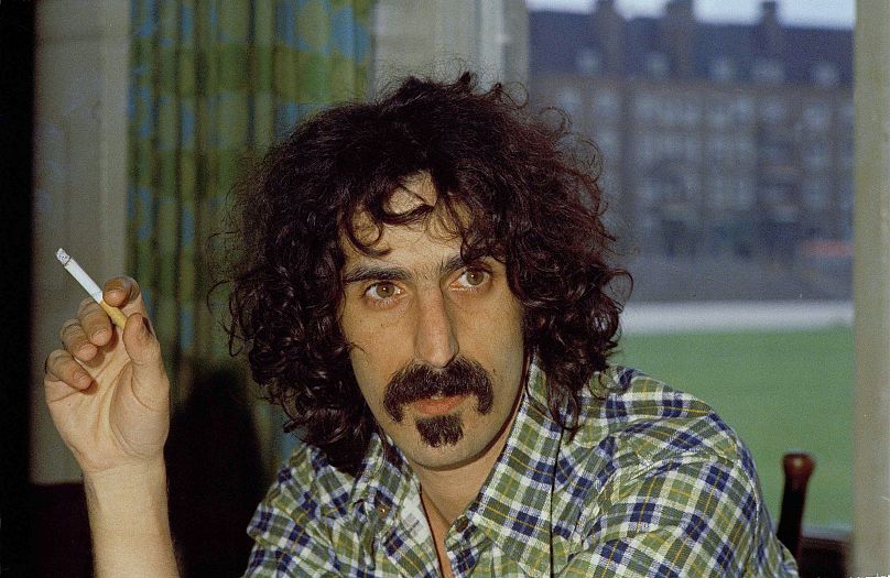 Frank Zappa, leader des Mothers of Invention, est représenté en train de fumer une cigarette en septembre 1972.