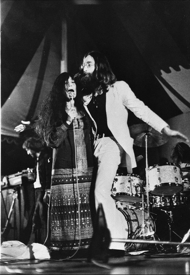 John Lennon et son épouse Yoko Ono se produisent lors de leur première apparition publique sous le nom du Plastic Ono Band, au Varsity Stadium de Toronto, le 14 septembre 1969.