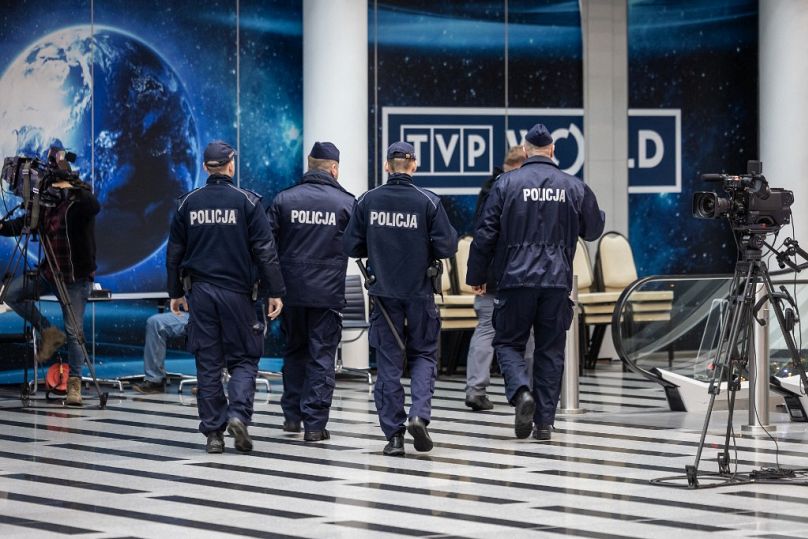 Un groupe de policiers entre dans le siège de la télévision publique polonaise à Varsovie le 20 décembre 2023.