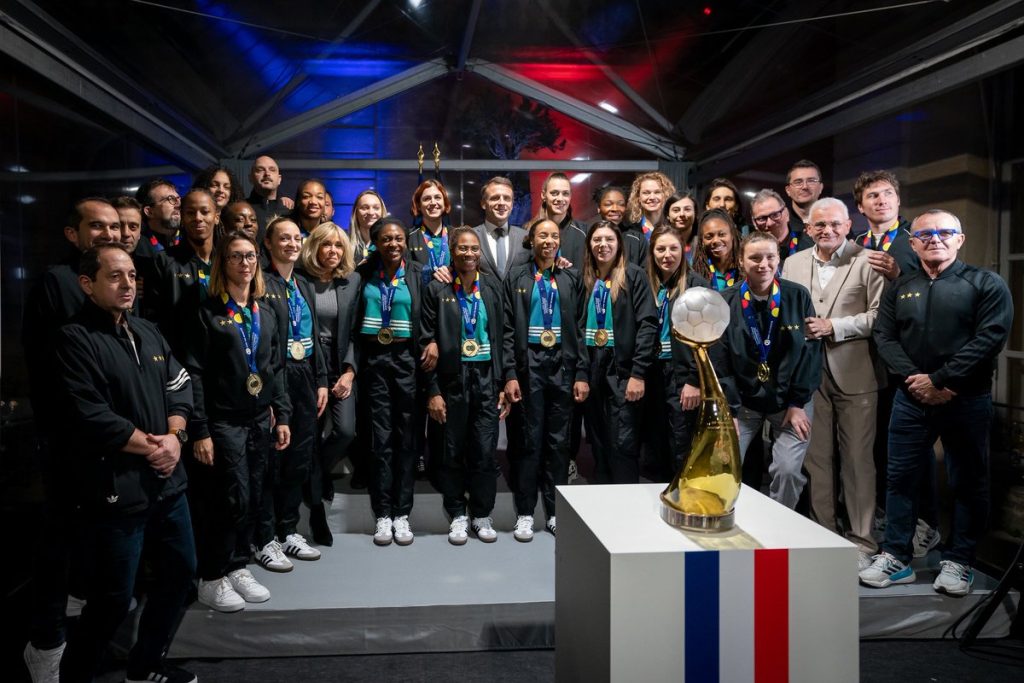 Aux côtés de nos championnes du monde de handball ! Bravo à vous toutes.

Vous avez fait des miracles en terres hostiles face à des équipes redoutables, vous ferez des ravages à domicile…

Rendez-vous dans 220 jours pour Paris 2024. On sera là. La Nation sera derrière vous !