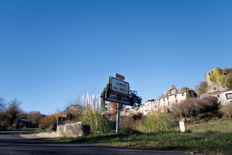 Un panneau routier affichant le nom du village de Camps sur l'Agly à son entrée, lieu où Alex Batty et sa famille étaient régulièrement aperçus