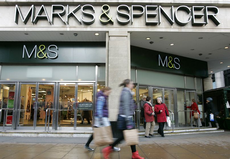 DOSSIER : Des acheteurs passent devant un magasin Marks & Spencer sur Oxford Street à Londres, le mardi 11 janvier 2011.