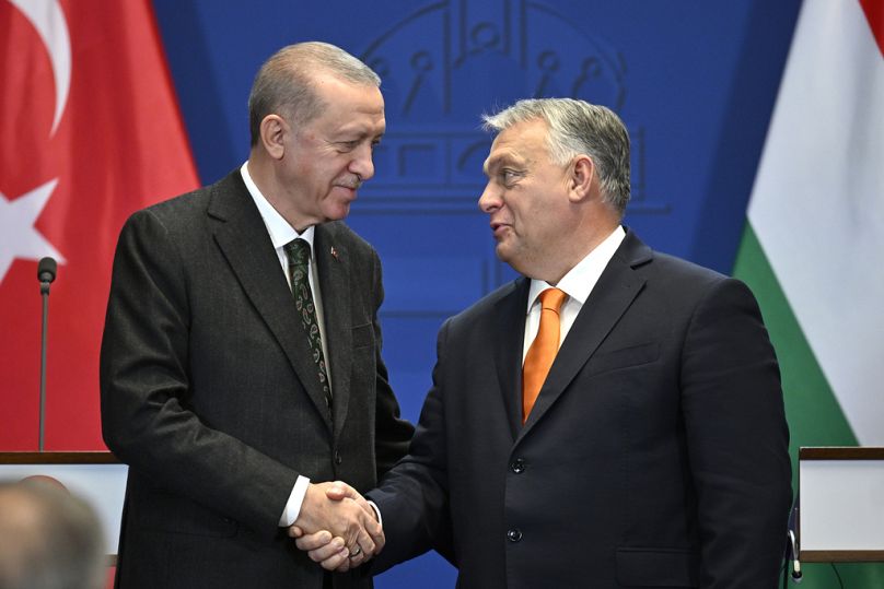 Le président turc Recep Tayyip Erdogan, à gauche, et le Premier ministre hongrois Viktor Orban se serrent la main après une déclaration commune au monastère des Carmélites de Budapest, en Hongrie.