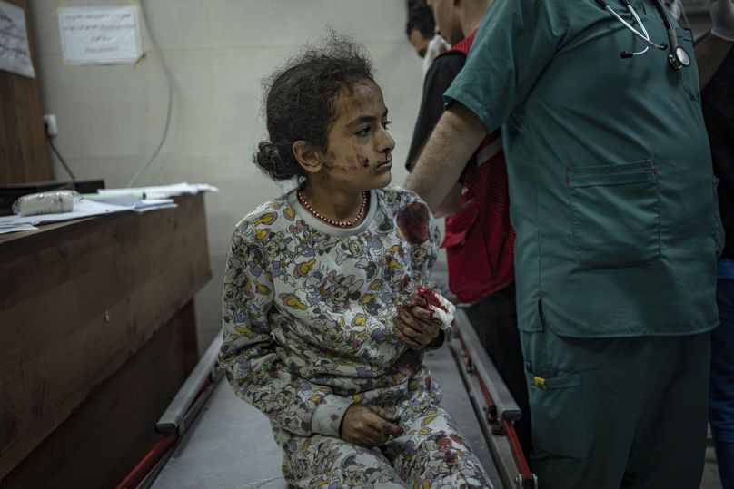 Un Palestinien blessé lors des bombardements israéliens sur la bande de Gaza est transporté dans un hôpital de Khan Younis, novembre 2023.