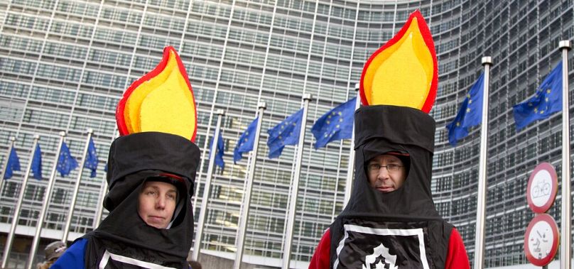 Des manifestants d'un groupe anti-fracking attendent le début d'une manifestation devant le siège de l'UE à Bruxelles, janvier 2014.