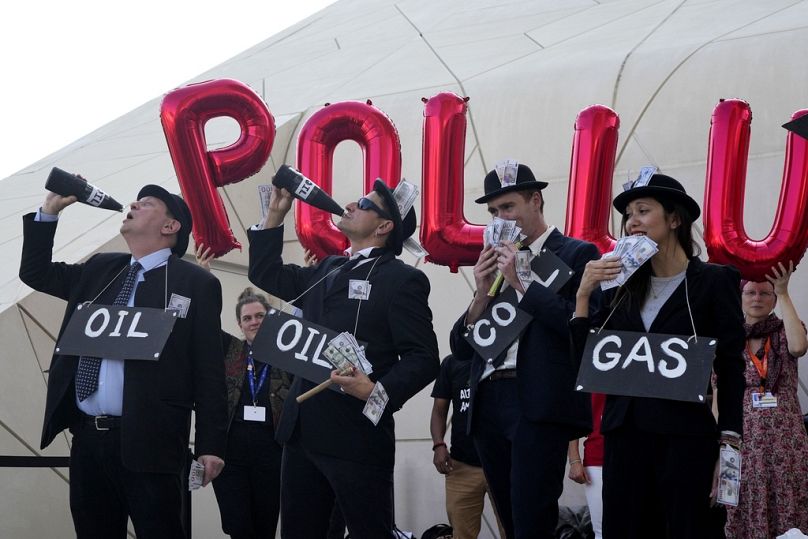 Des militants protestent contre les combustibles fossiles lors du Sommet des Nations Unies sur le climat COP28 à Dubaï, décembre 2023