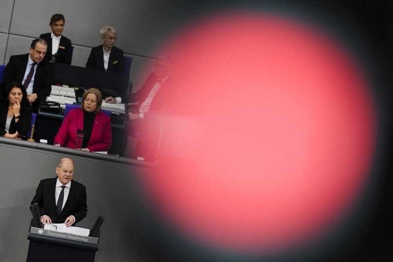 Le chancelier allemand Olaf Scholz prononce un discours sur la crise budgétaire allemande au Bundestag à Berlin, novembre 2023