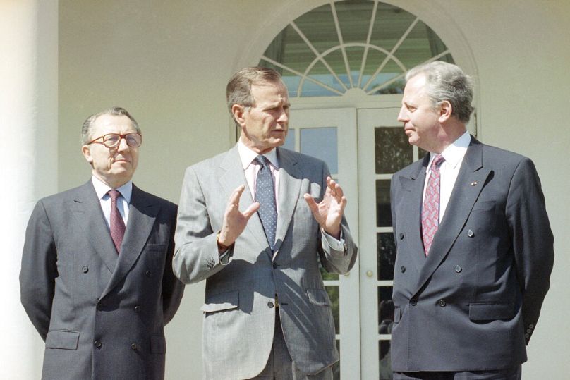 Le président américain George H. Bush s'entretient avec le Premier ministre luxembourgeois Jacques Santer et le président de la Commission européenne Jacques Delors à la Maison Blanche, avril 1991.