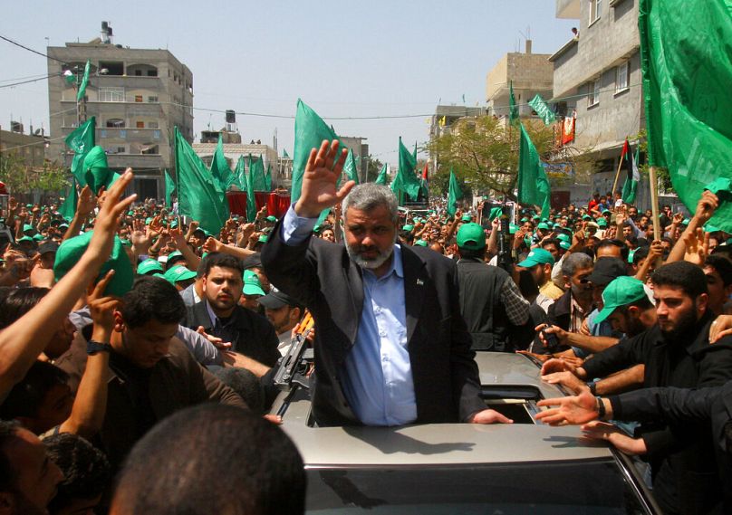 Ismail Haniyeh, haut dirigeant politique du Hamas, salue ses partisans lors d'une manifestation au camp de réfugiés de Jebaliya, au nord de la bande de Gaza, en avril 2006.