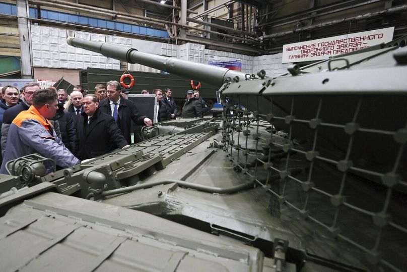 Dmitri Medvedev visite l'usine d'ingénierie des transports d'Omsk (JSC Omsktransmash) à Omsk, février 2023