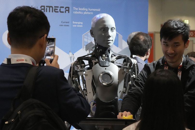 Un robot conçu par Engineers Arts et appelé AMECA interagit avec les visiteurs lors de la Conférence internationale sur la robotique et l'automatisation ICRA à Londres, en mai 2023.