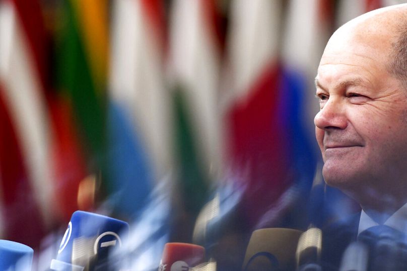 Le chancelier allemand Olaf Scholz s'entretient avec les médias alors qu'il arrive à un sommet européen pour débattre du plafonnement des prix du gaz à Bruxelles, en octobre 2022.