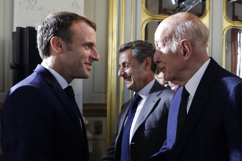 Le président français Emmanuel Macron salue l'ancien président Valéry Giscard d'Estaing au Conseil constitutionnel à Paris, octobre 2018