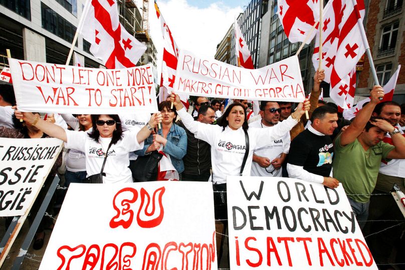 Des manifestants protestent contre la présence de la Russie en Géorgie en marge d'un sommet européen à Bruxelles, en septembre 2008.