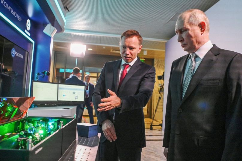 Vladimir Poutine lors d'une exposition sur les développements avancés dans le domaine des technologies quantiques lors du Forum des technologies du futur à Moscou, juillet 2023