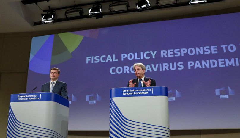 Le commissaire européen à l'économie Paolo Gentiloni et le commissaire européen chargé d'une économie au service des citoyens Valdis Dombrovskis à Bruxelles, mars 2021