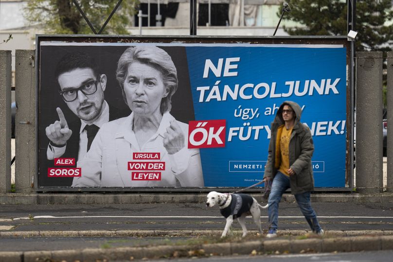 Lecture d'un panneau d'affichage du gouvernement "Ne dansons pas sur leur air" est vu avec des portraits d'Alex Soros et d'Ursula von der Leyen au centre-ville de Budapest, novembre 2023