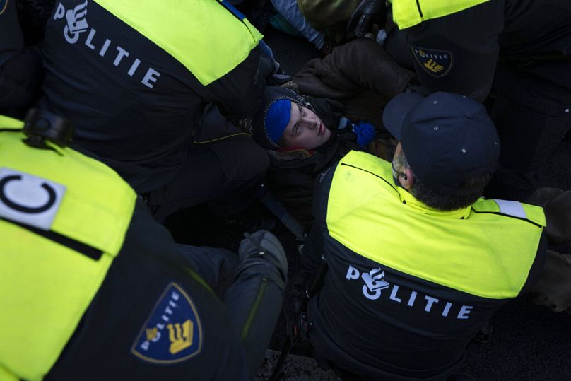 La police a arrêté un manifestant après que des militants et sympathisants d'Extinction Rebellion ont bloqué une route très fréquentée à La Haye, janvier 2023.