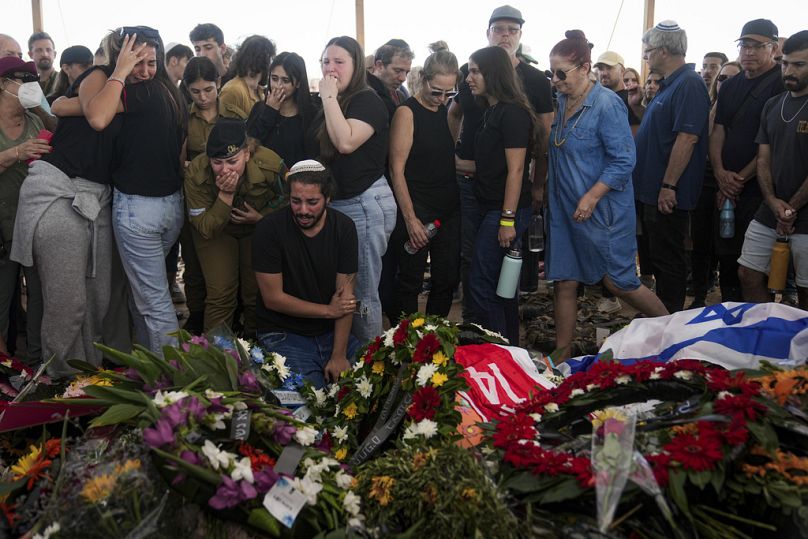 Les personnes en deuil assistent aux funérailles de la famille Kotz, composée de cinq personnes tuées par des militants du Hamas, à Gan Yavne, le 17 octobre 2023.