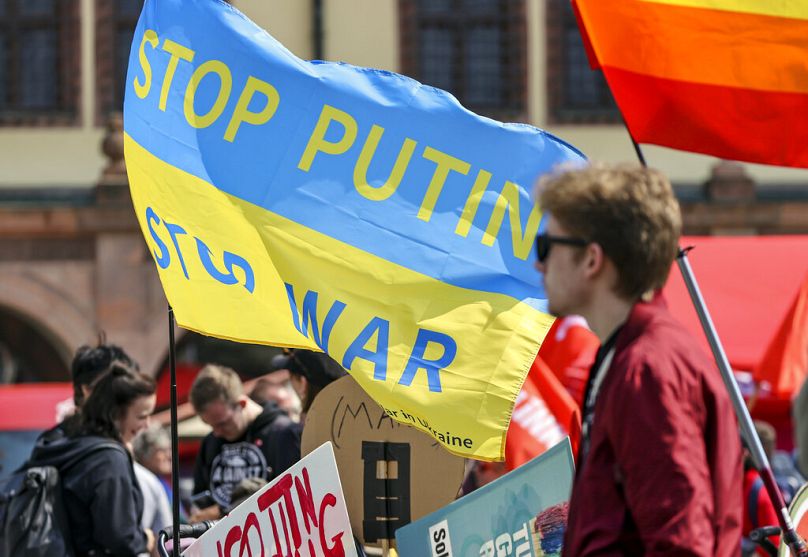 Un drapeau aux couleurs du drapeau ukrainien est agité lors d'une marche à Leipzig, en mai 2022.