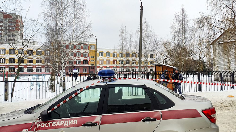 Fusillade dans une école en Russie : une jeune fille de 14 ans tue un ami avant de se suicider