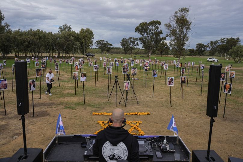 Des photos de personnes tuées et capturées par le Hamas pendant le festival de musique Nova sont exposées sur le site, tandis que des DJ israéliens jouent, pour commémorer le massacre de mardi.