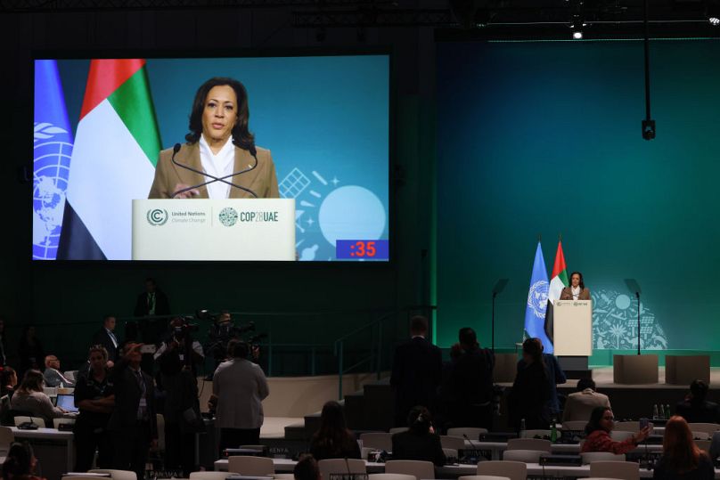 Kamala Harris, vice-présidente des États-Unis d'Amérique, prend la parole lors de la deuxième journée du segment de haut niveau de la conférence sur le climat COP28 de la CCNUCC à Expo City Dubai