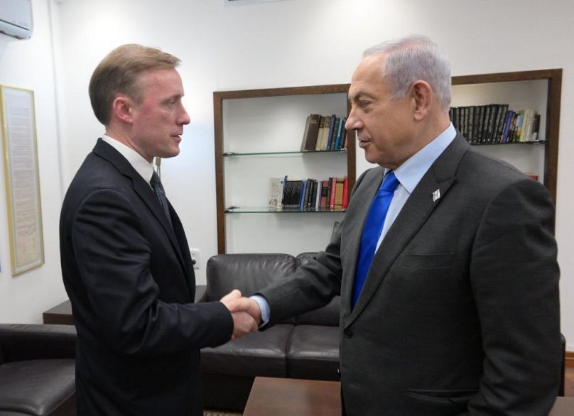 Le Premier ministre israélien Benjamin Netenyahu (à droite) rencontre jeudi le conseiller à la sécurité nationale du président américain Joe Biden, Jake Sullivan (à gauche) à Tel Aviv, en Israël.