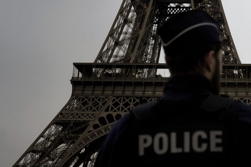 Un policier français patrouille près de la Tour Eiffel, à Paris, le jeudi 7 décembre 2023.