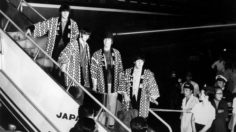 Les Beatles arrivent à Tokyo pour leur brève tournée au Japon en 1966.