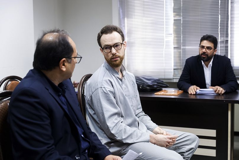 Johan Floderus siège dans une salle d'audience du tribunal révolutionnaire de Téhéran, en Iran, le dimanche 10 décembre.