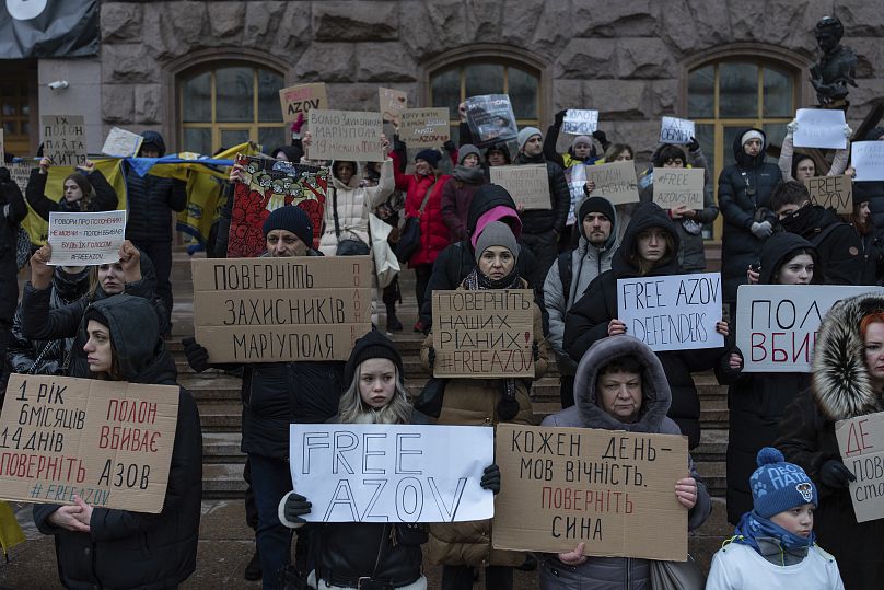 Les familles des soldats ukrainiens manifestent leur soutien aux militaires épuisés