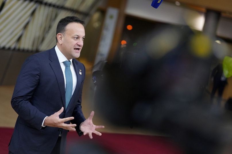 Le Premier ministre irlandais Leo Varadkar s'entretient avec les médias alors qu'il arrive pour un sommet de l'UE au bâtiment du Conseil européen à Bruxelles, le jeudi 14 décembre 2023.