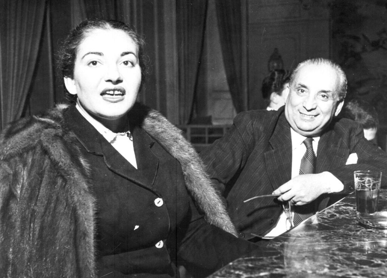 La star de l'opéra grec Maria Callas et son mari Giovanni Battista Meneghini, un industriel italien, dans un hôtel de Milan, le 23 avril 1951.