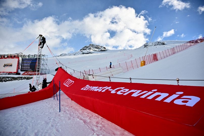 La zone d'arrivée avant la descente féminine de la Coupe du monde de ski alpin FIS à Zermatt-Cervinia