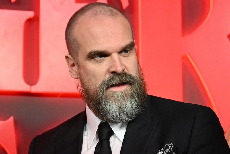 L'acteur américain David Harbour pose sur le tapis rouge à son arrivée pour assister à la première mondiale de West End 