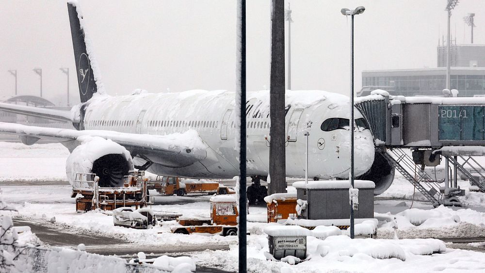 L'aéroport de Munich demande aux passagers de rester chez eux alors que les vols sont annulés en raison de fortes chutes de neige.