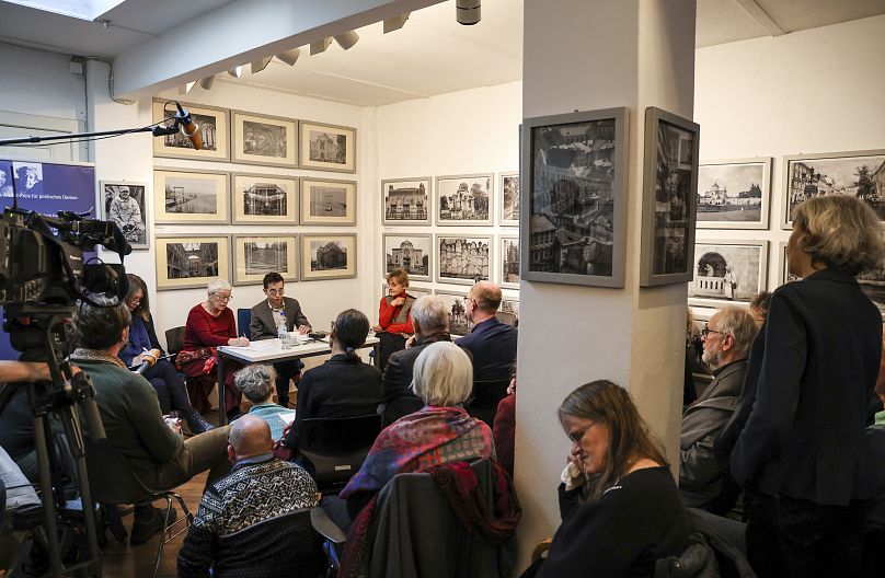 Masha Gessen est assise lors de la remise du prix Hannah Arendt à Brême, en Allemagne, le samedi 16 décembre 2023.