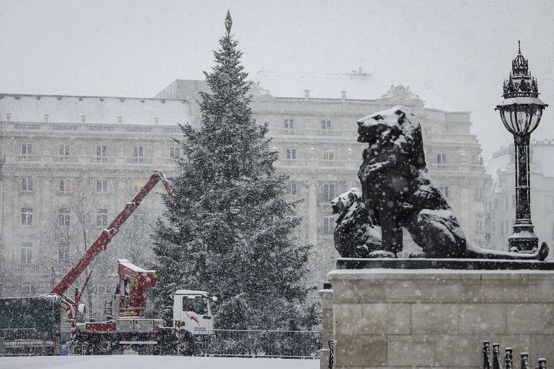 Des ouvriers décorent un sapin de Noël devant le bâtiment du Parlement à Budapest, en Hongrie.  30 novembre 2023.