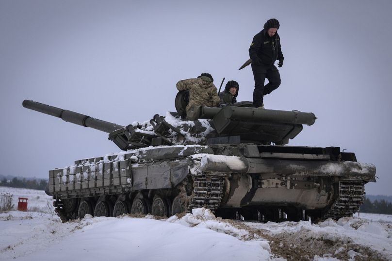 Des soldats ukrainiens s’entraînent sur un char lors d’un entraînement militaire, décembre 2023.