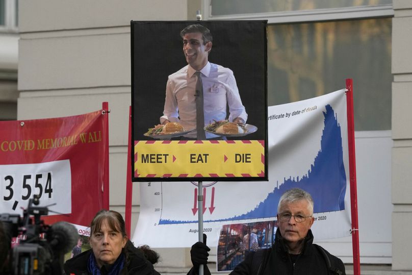 Tout au long de l'enquête, des membres du public se sont tenus à l'extérieur avec des pancartes représentant des proches décédés à cause de Covid.