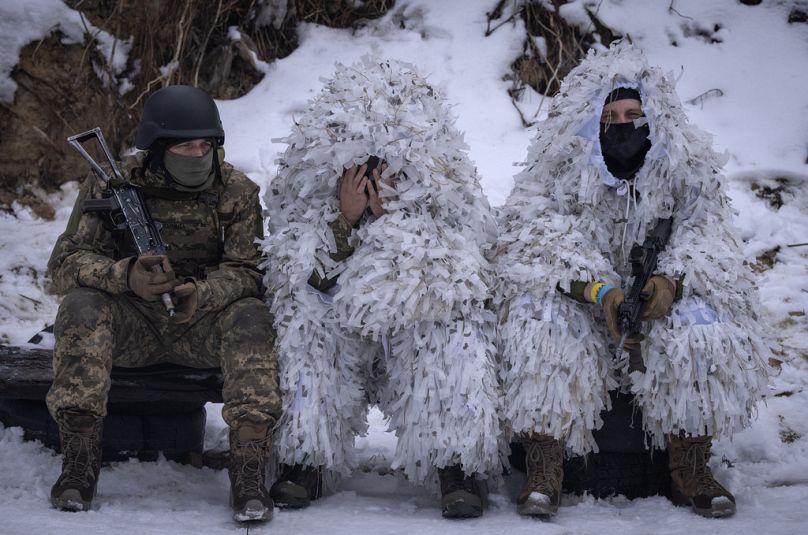 Des membres du bataillon sibérien d'origine russe pro-ukrainien se reposent lors d'un entraînement militaire près de Kiev.