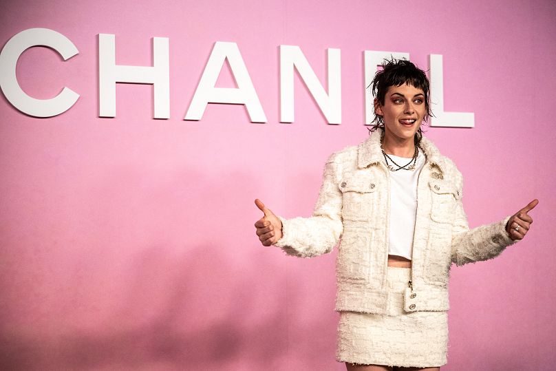 Kristen Stewart pose pour une photo avant d'assister au Salon Métiers d'art Chanel – Dakar 2022/23 à Tokyo le 1er juin 2023.