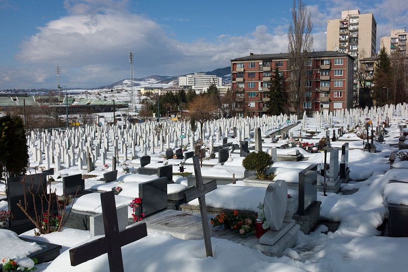 Une scène hivernale au cimetière du Lion de Sarajevo où sont enterrés des milliers de victimes du siège de Sarajevo