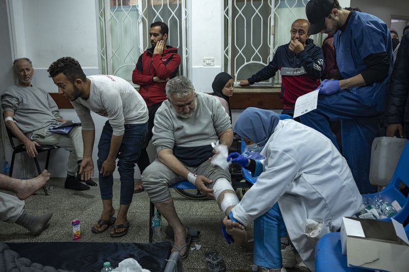 Les Palestiniens arrêtés par l'armée israélienne dans le nord de la bande de Gaza et relâchés via le terminal de Kerem Shalom, dans le sud, sont soignés à Rafah.