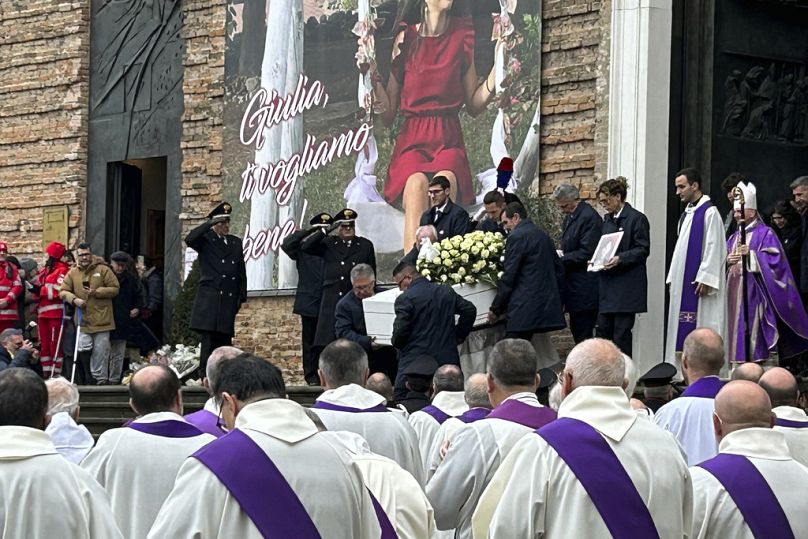 Les porteurs portent le cercueil de Giulia Cecchettin lors de ses funérailles, à l'église Santa Giustina de Padoue, en Italie, le mardi 5 décembre 2023.