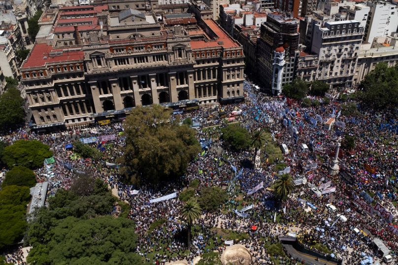 Des membres de la Confédération générale des travailleurs d'Argentine et des organisations sociales protestent contre les réformes économiques du président argentin Javier Milei